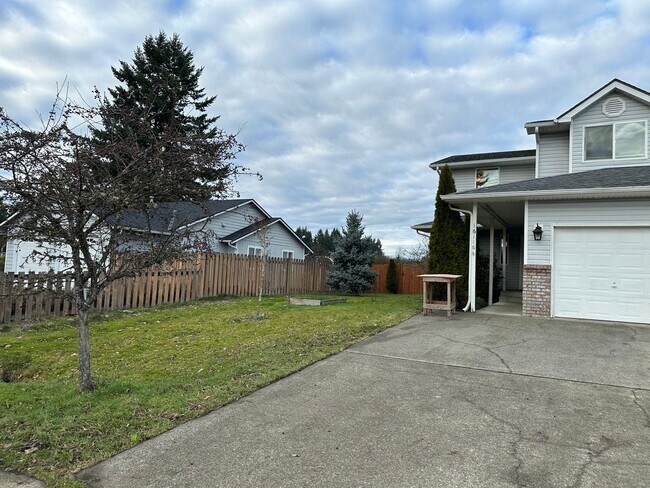 Building Photo - Remodeled 3 bedroom Duplex in Yelm availab...