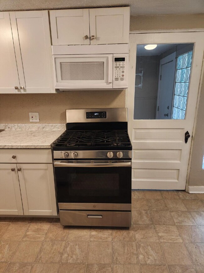 Foto del edificio - Charming 1-Bed 1-Bath Wheatridge Duplex with Private Fenced Yard & Garage - Available Now!