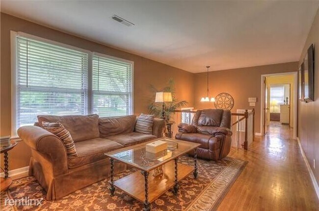 Building Photo - 3 br, 1 bath House - 598 Hill Creek Dr