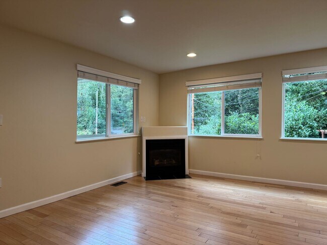 Foto del edificio - 3Bed 2 Bath Duplex - Forest Tranquility in...