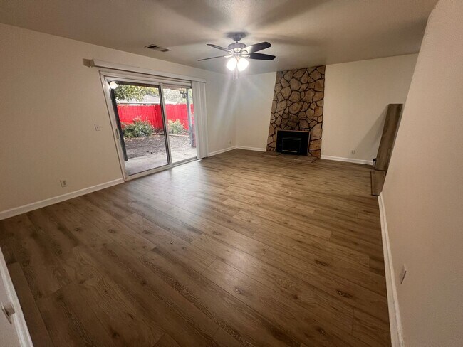 Building Photo - Adorable single-story home that has been u...