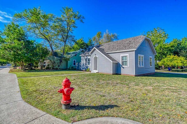 Building Photo - Charming Two  Bedroom with Hardwood Floors!