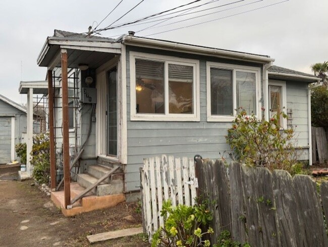 Building Photo - Renovated 2-Bed/1-Bath Home in Santa Cruz ...