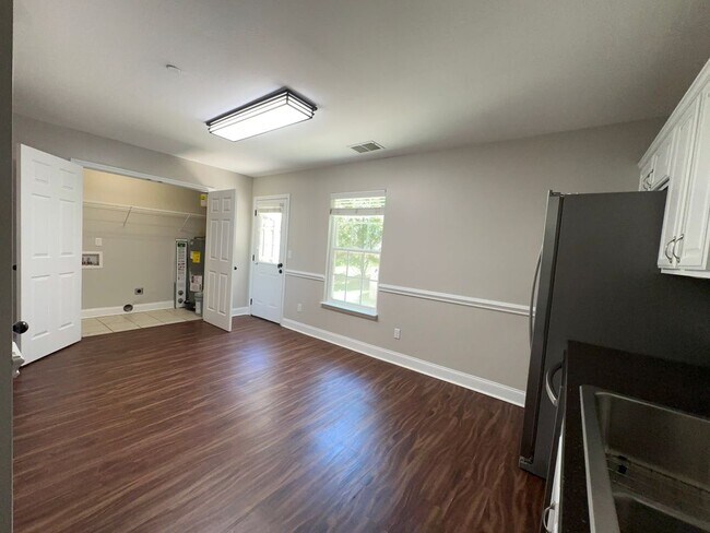 Foto del edificio - 1126 Maple Tree Ln