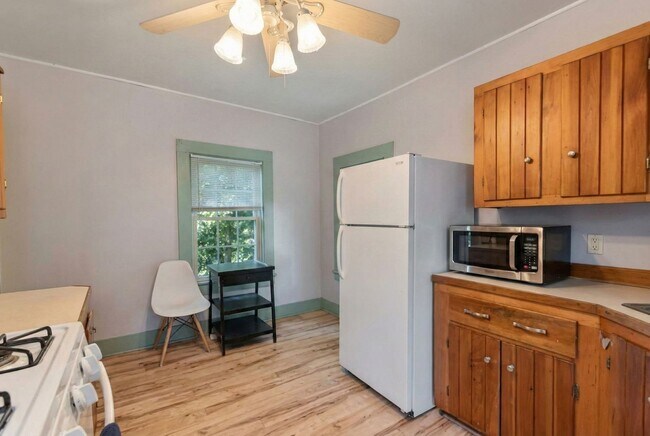 Foto del edificio - 30-32 Sherman St - Lakefront Living, Right in the Heart of Burlington