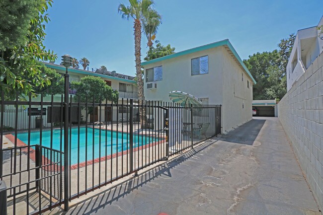 Foto del edificio - Chateau 6461 Kester Apartments, LLC