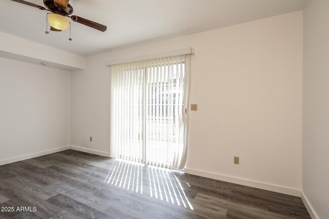 Foto del edificio - 9615 E Lakeshore Dr