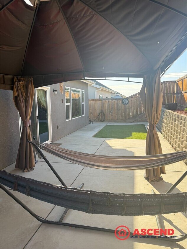 Foto del edificio - Beautiful home located in the heart of Shafter!