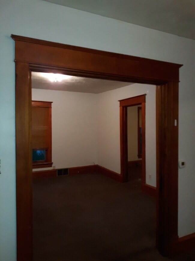 Foto del edificio - 905 N Dodge St