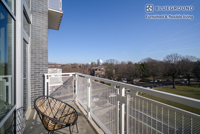 Foto del edificio - 7480 Birdwood Ave