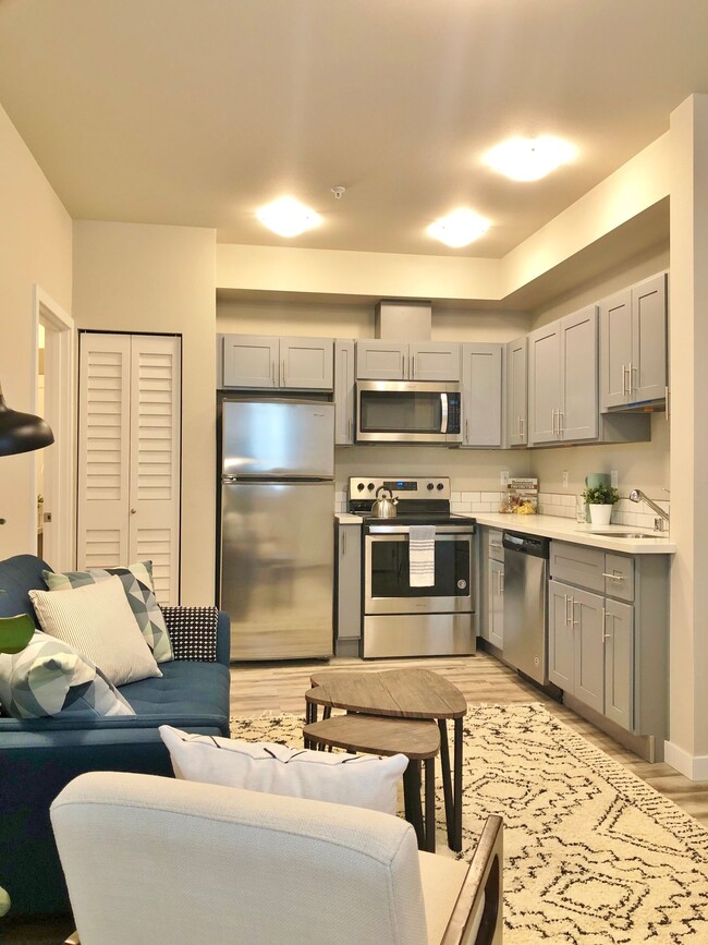 Building Photo - WAIVED ADMIN FEE - 3RD FLR w/ VIEWS! Live ...
