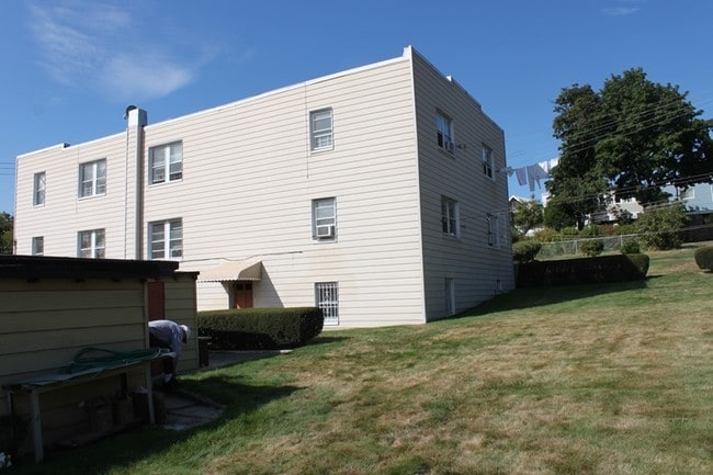 Building Photo - 69 Spruce St