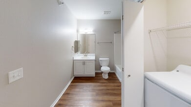 Building Photo - Highclere Apartments