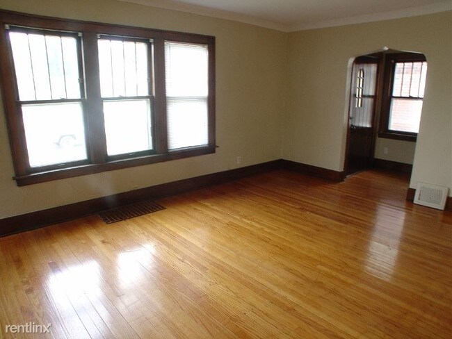 Building Photo - 2 br, 1 bath Apartment - 106 Kipling Blvd
