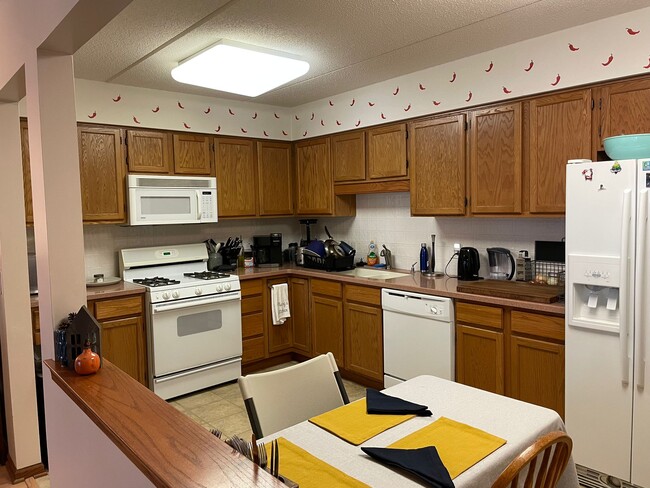 kitchen - 5340 N Lowell Ave
