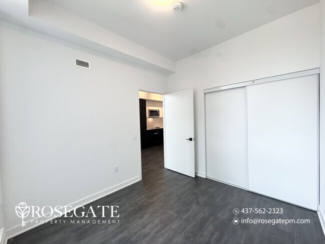 Photo du bâtiment - Modern 1-Bedroom Condo with Parking & Locker – Toronto