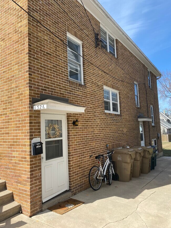 Private entrance - 1326 Drake St