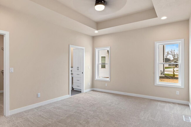 Building Photo - Large 3 Bedroom  Home