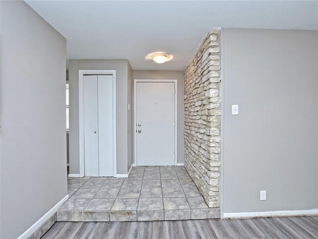 Building Photo - 8711 Bridgeport Dr