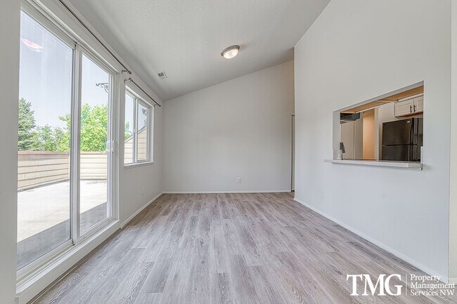 Foto del edificio - Amazing Open concept Condo in a secluded c...