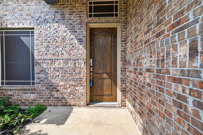 Building Photo - 15802 Pine Cone Ln