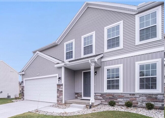 Building Photo - 4 Bedroom Available August 15th