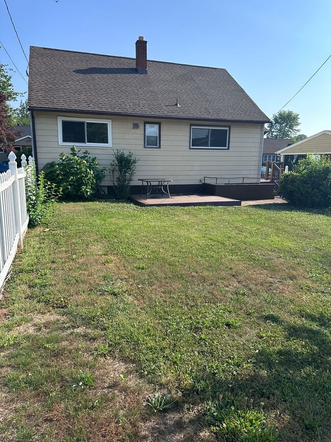 Building Photo - Cape Cod in Middletown 4 bedroom