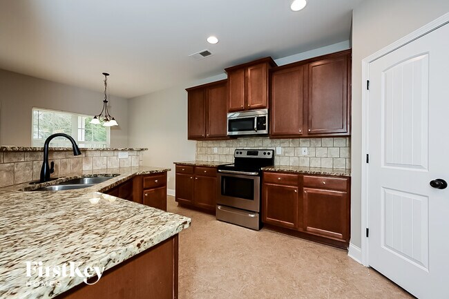 Building Photo - 921 Piedmont Dr