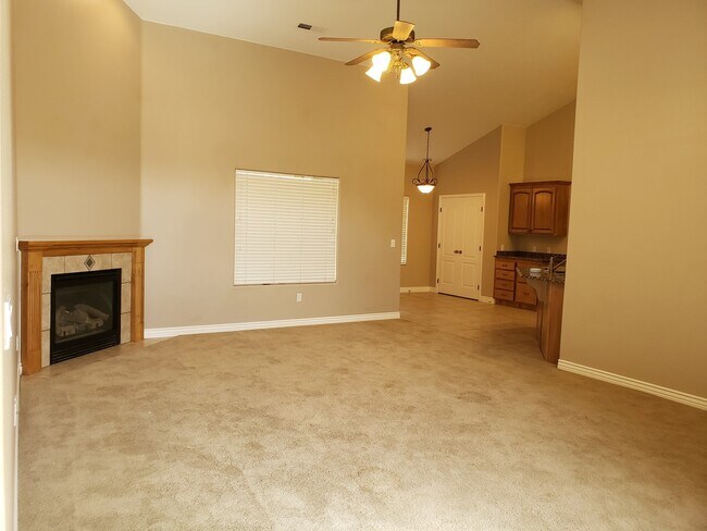 Foto del edificio - Fenced 4 bed 2 bath home with 3 car garage...