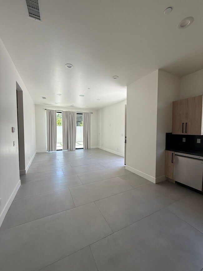 Foto del edificio - 3 bed, 2 bath ADU with private yard