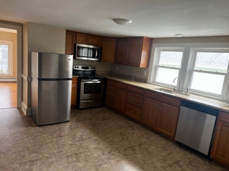 30 John St Unit 3, Cumberland, RI 02864 Room for Rent in Cumberland