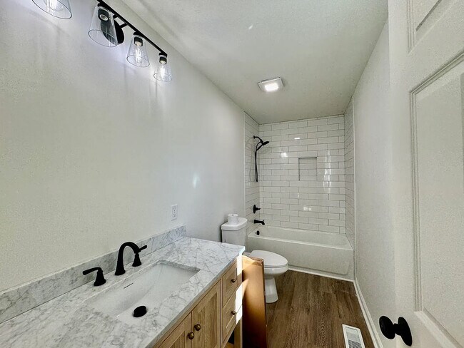 Foto del edificio - Room in House on Fox St SW