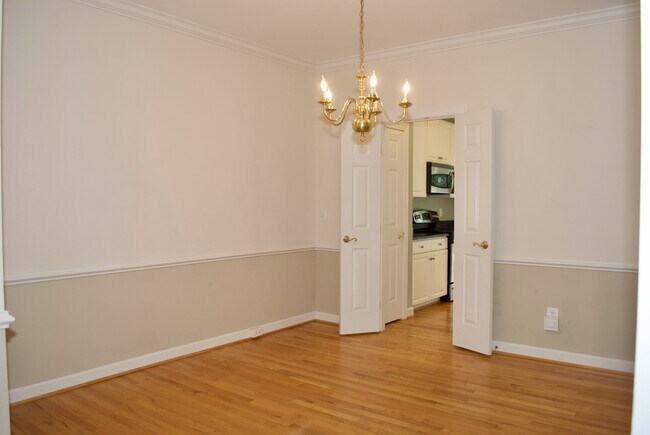 Building Photo - Large luxury townhouse near Vienna Metro