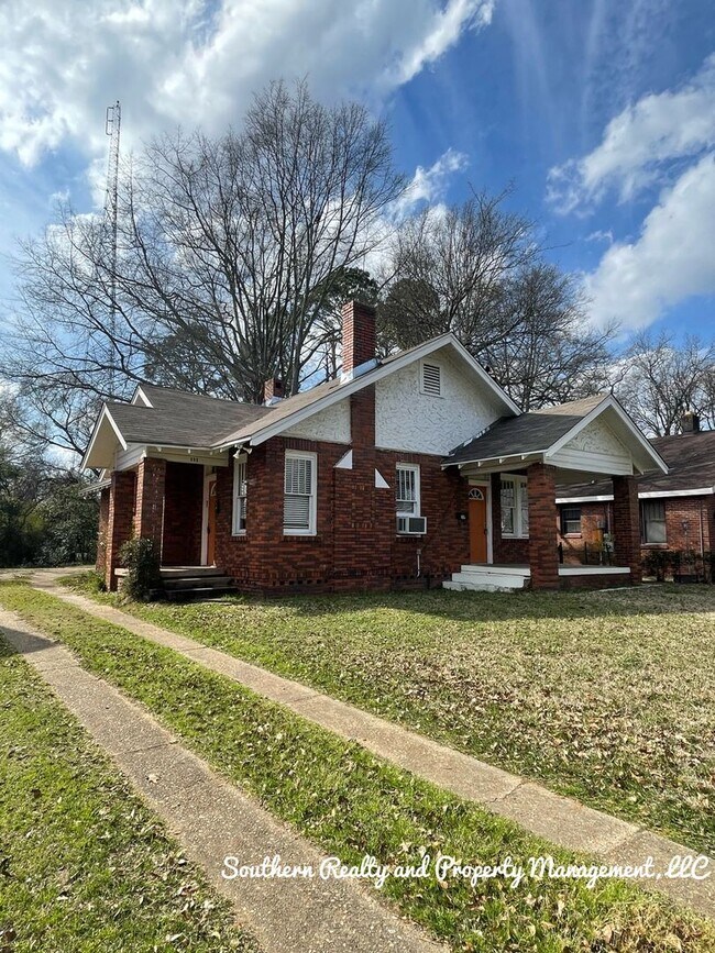 Building Photo - Newly Renovated Duplex