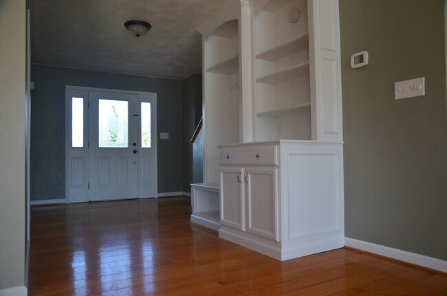 Foyer - 2087 Country Club Rd