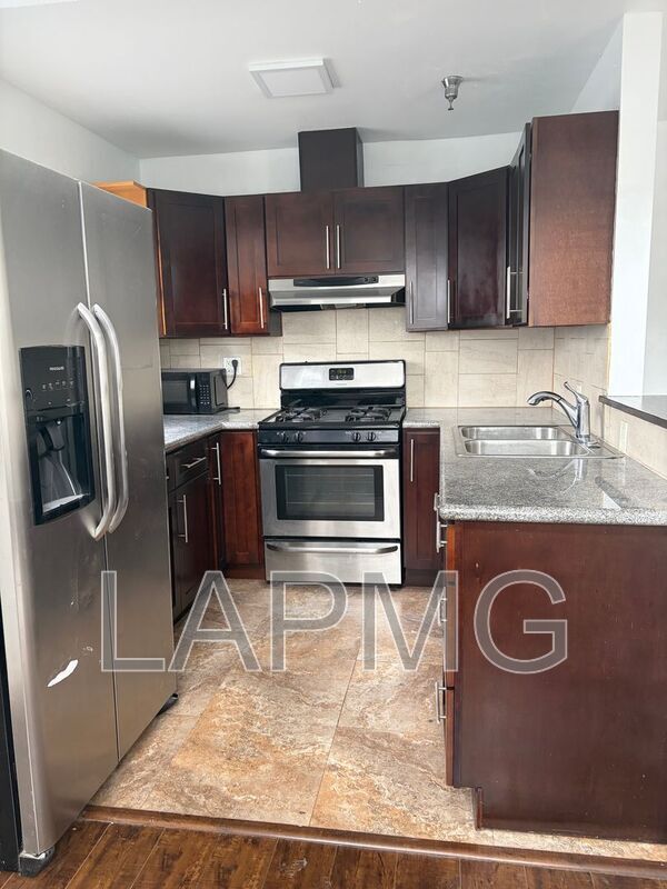 Building Photo - 432 N Kingsley Dr