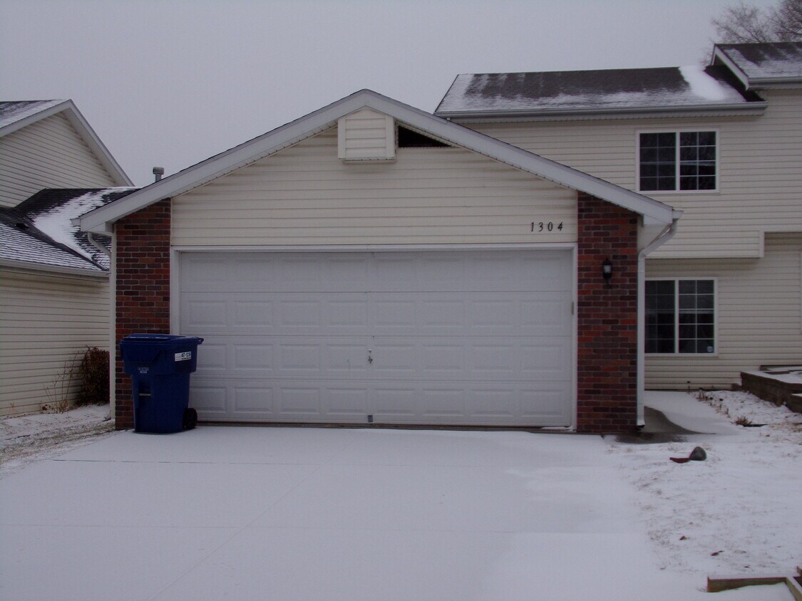 Primary Photo - BCR Beautiful Totally Remodeled Townhome