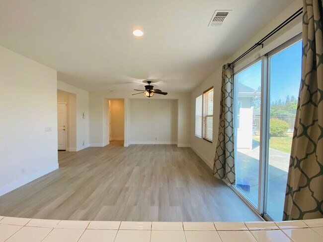 Foto del edificio - $2,295 Cornelia & McKinley, 3 Bedroom 2 Ba...