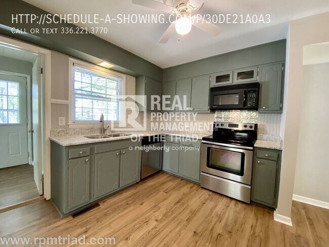 Building Photo - Spacious & updated 4BR/2.5BA Home in Green...