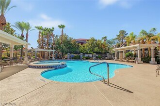 Building Photo - 950 Seven Hills Dr