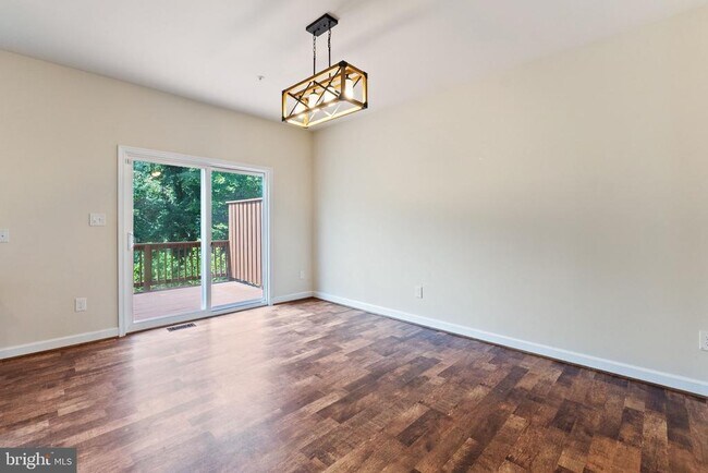Building Photo - 555 English Oak Ln