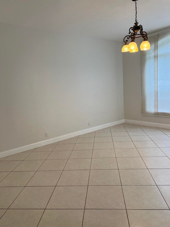 Building Photo - 5076 SW 38th Way