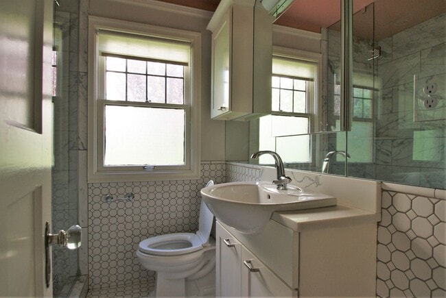 Building Photo - 1108 9th Ave W