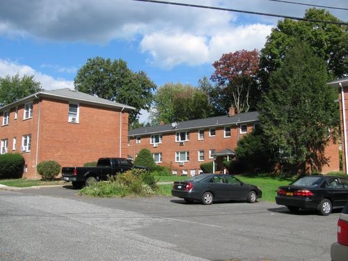 Foto del edificio - 54 E Crooked Hill Rd