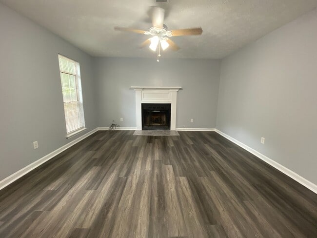 Building Photo - Oakwood Drive (Duplex - 2 Units)