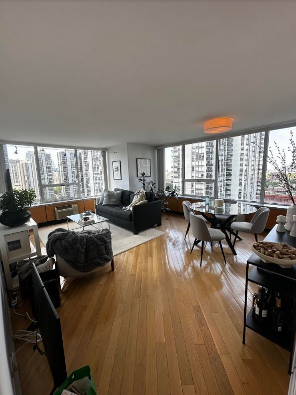 Foto del edificio - 70 W Burton Pl