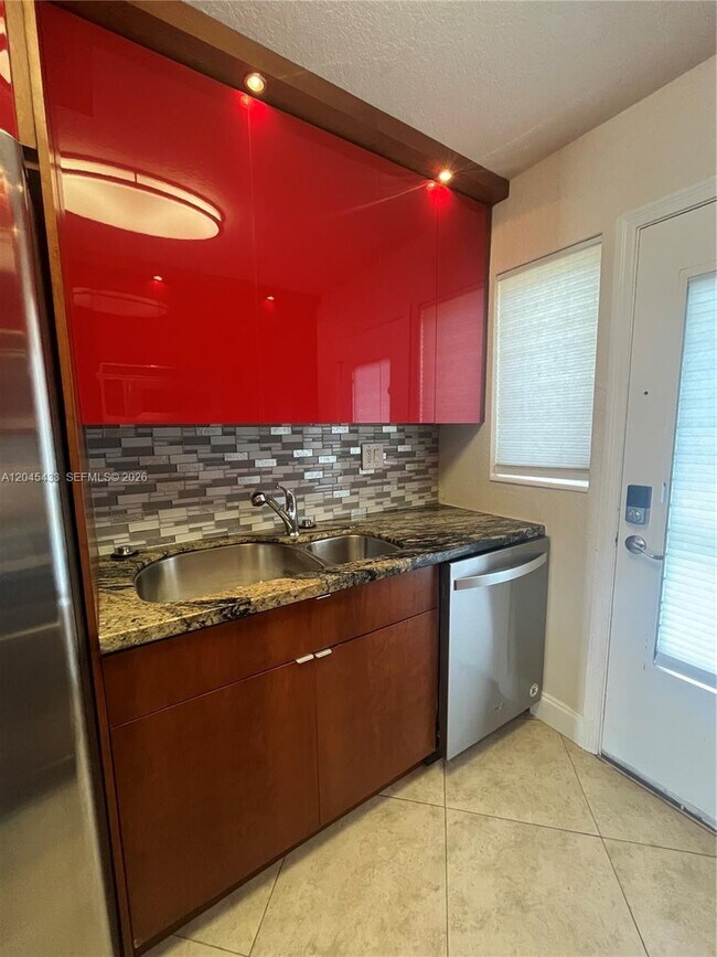 Foto del edificio - 3923 NE 166th St