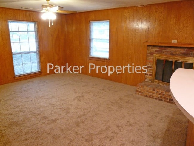 Building Photo - 212 Barry Ln