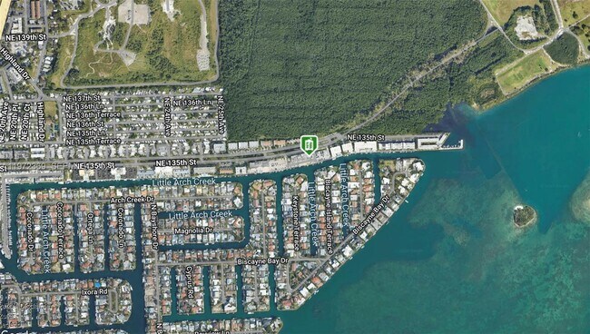 Foto del edificio - 2500 NE 135th St