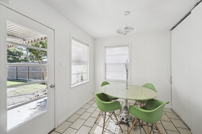 Foto del edificio - 6523 Cindy Ln